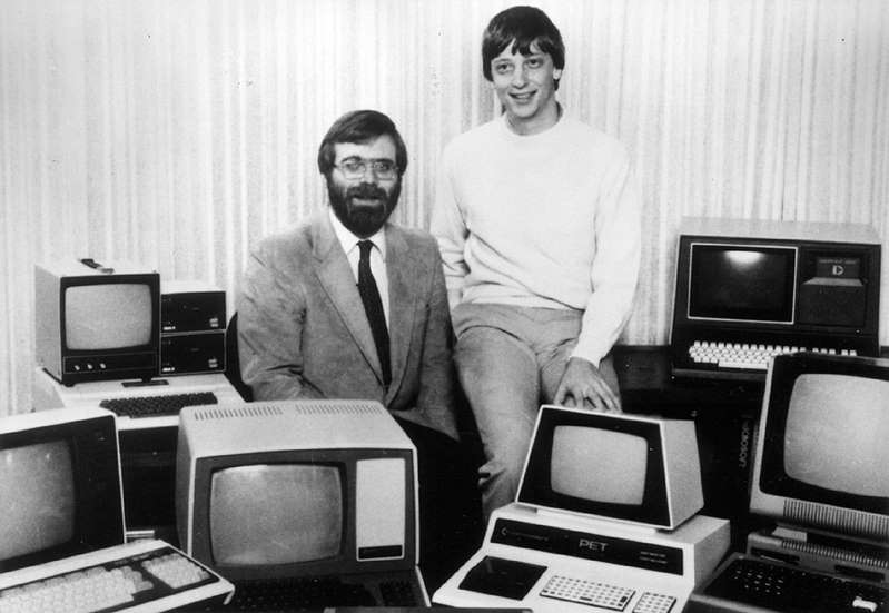 1981年10月19日，一群人在計算機前合影留念：1981年10月19日，艾倫先生和比爾蓋茨簽訂了與IBM合作的個人電腦系列產品。 這對IBM和微軟來說都是一個分水嶺。