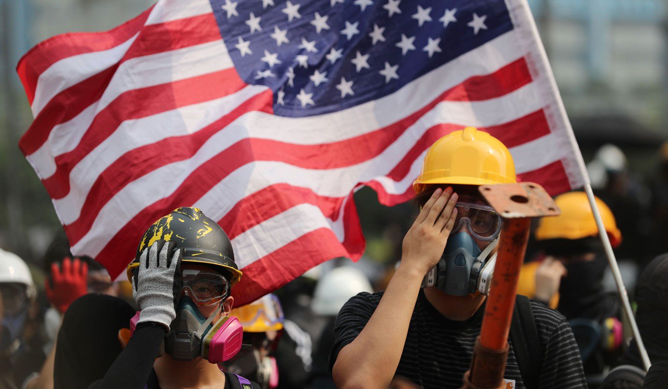 香港反政府示威者在游行和集会上越来越多地带着美国国旗。照片：Sam Tsang