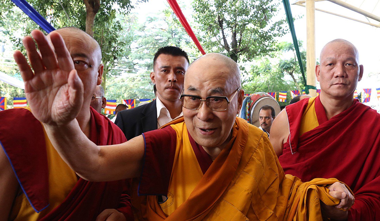 達賴喇嘛上周五抵達印度達蘭薩拉鎮附近的主要佛教寺廟Tsuglagkhang參加祈禱儀式。照片：EPA-EFE