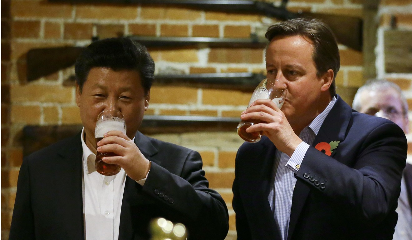 習近平在2015年的英國之行中與大衛·卡梅倫（David Cameron）一起去一家酒吧。圖片：法新社