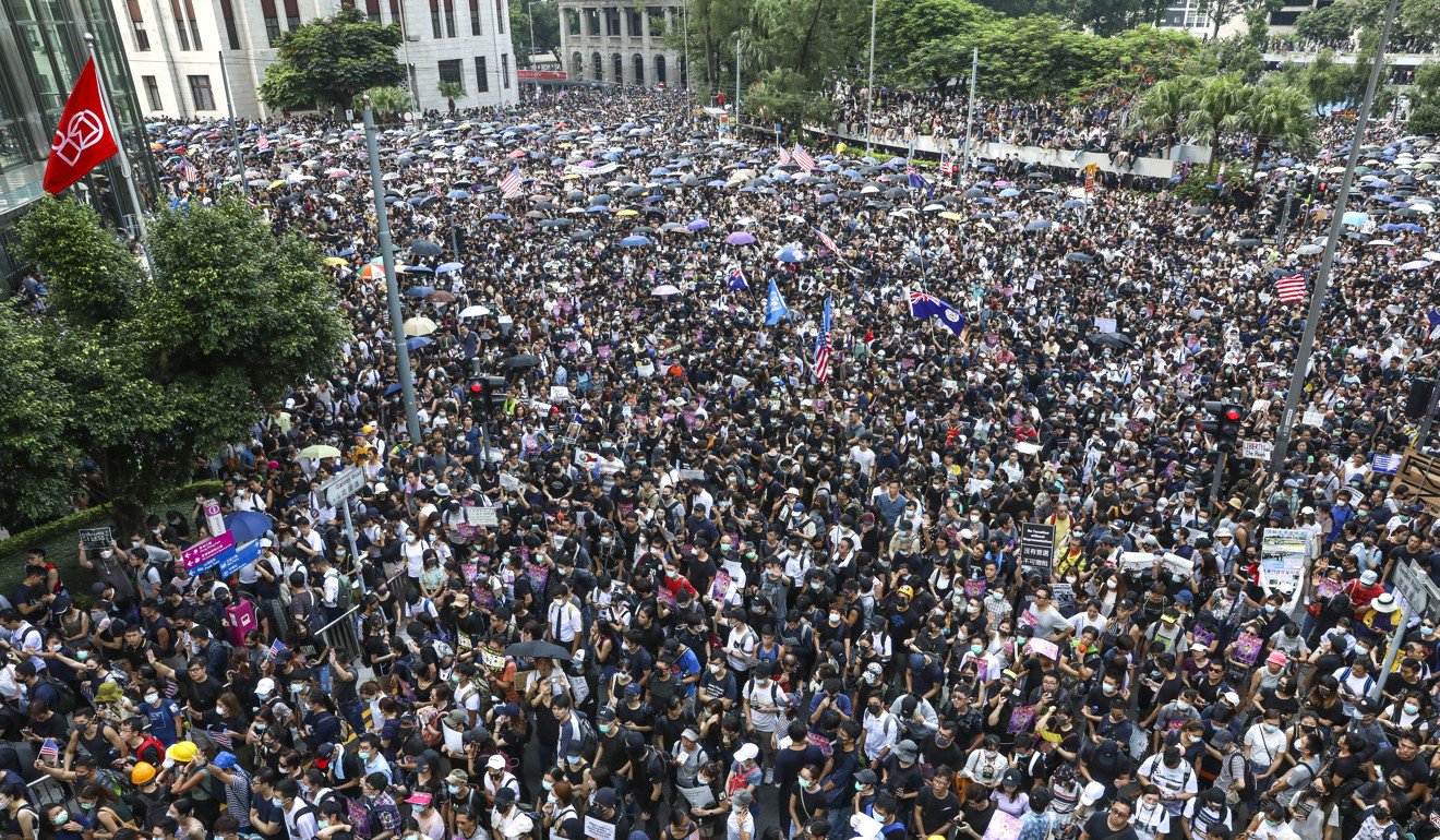 抗议者星期天参加从遮打花园到美国驻中央领事馆的游行。照片：K.Y。程