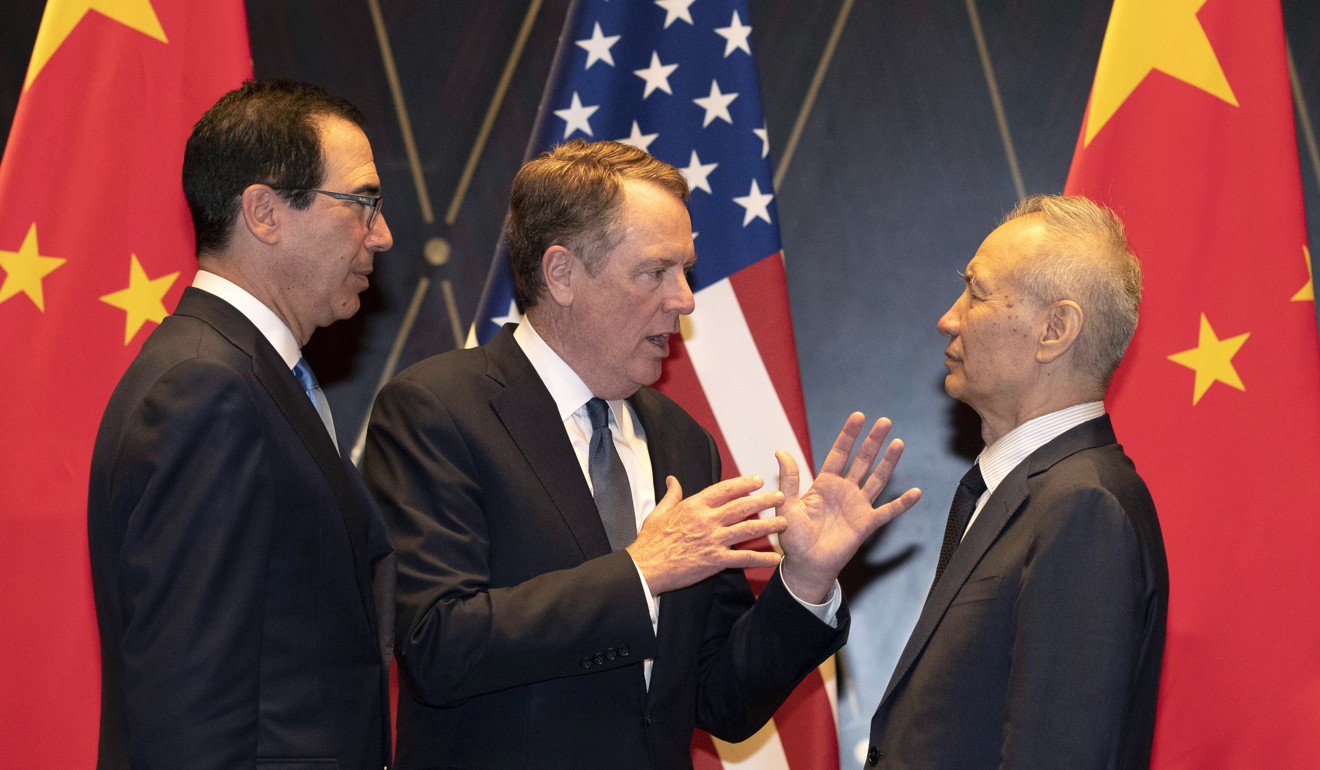 7月31日上海貿易談判期間，美國貿易代表羅伯特·萊希澤（中）與中國副總理劉鶴（右）和財政部長史努夫·姆努欽（左）合影。