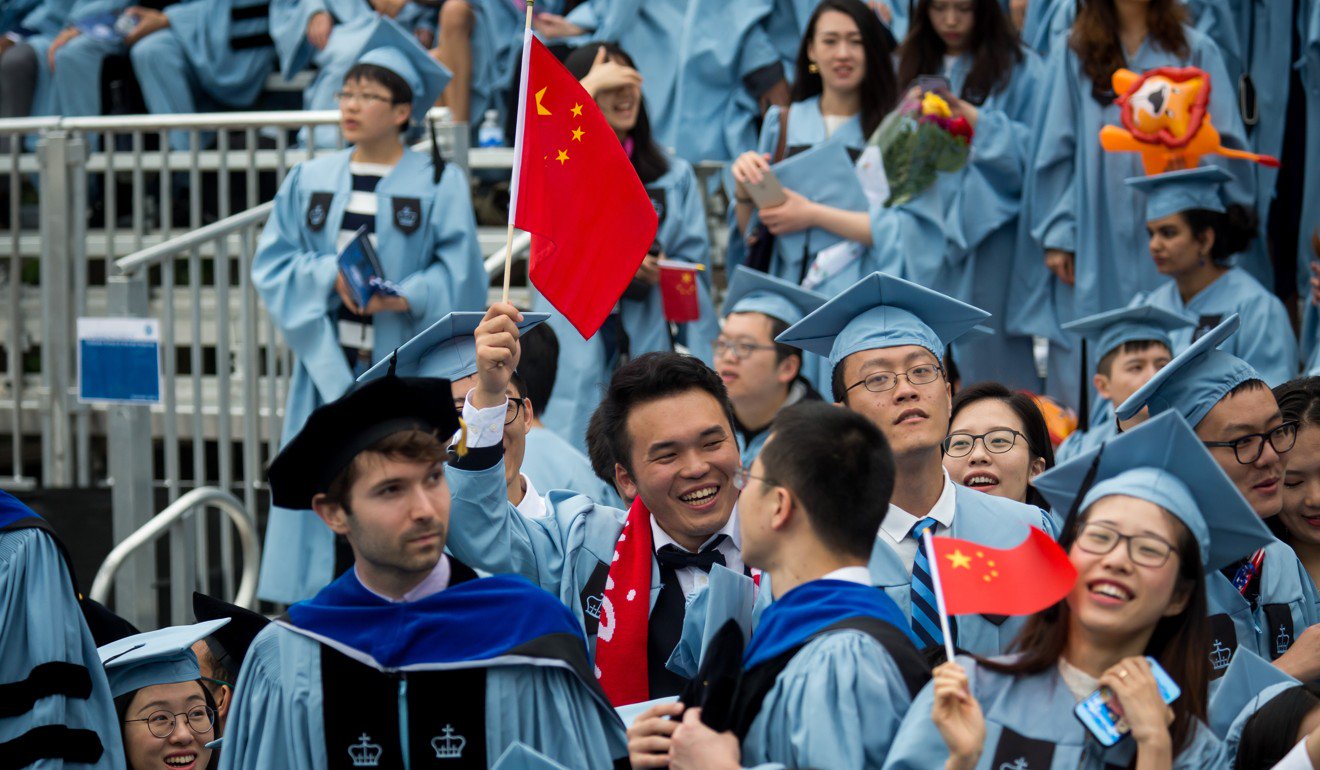 畢業生於2018年5月16日在紐約哥倫比亞大學的畢業典禮上揮舞著中國國旗。新華社