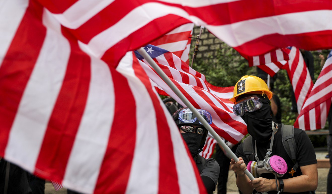 香港的《禁止引渡法案》和支持民主的示威者攜帶了「星條旗」，以期敦促華盛頓採取行動。照片：曾蔭權