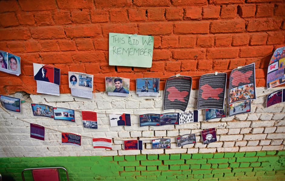 8月12日在德里Jantar Mantar的「Eid Away from Home」活動中，克什米爾學生的家人和朋友的照片。