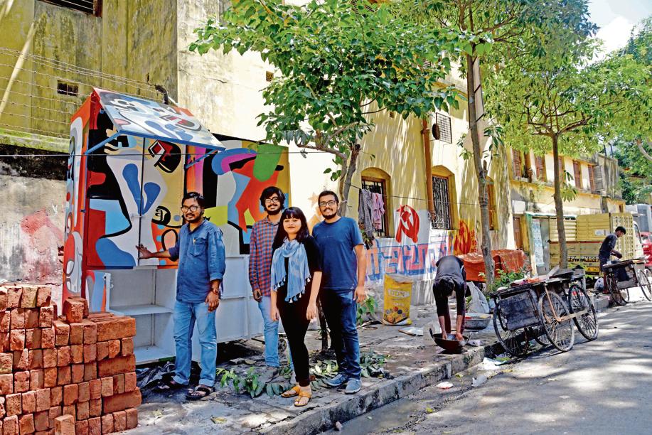 研究由Abin Chaudhuri的加尔各答建筑基金会设计的小贩手推车的团队。照片：Ankit Datta / Mint
