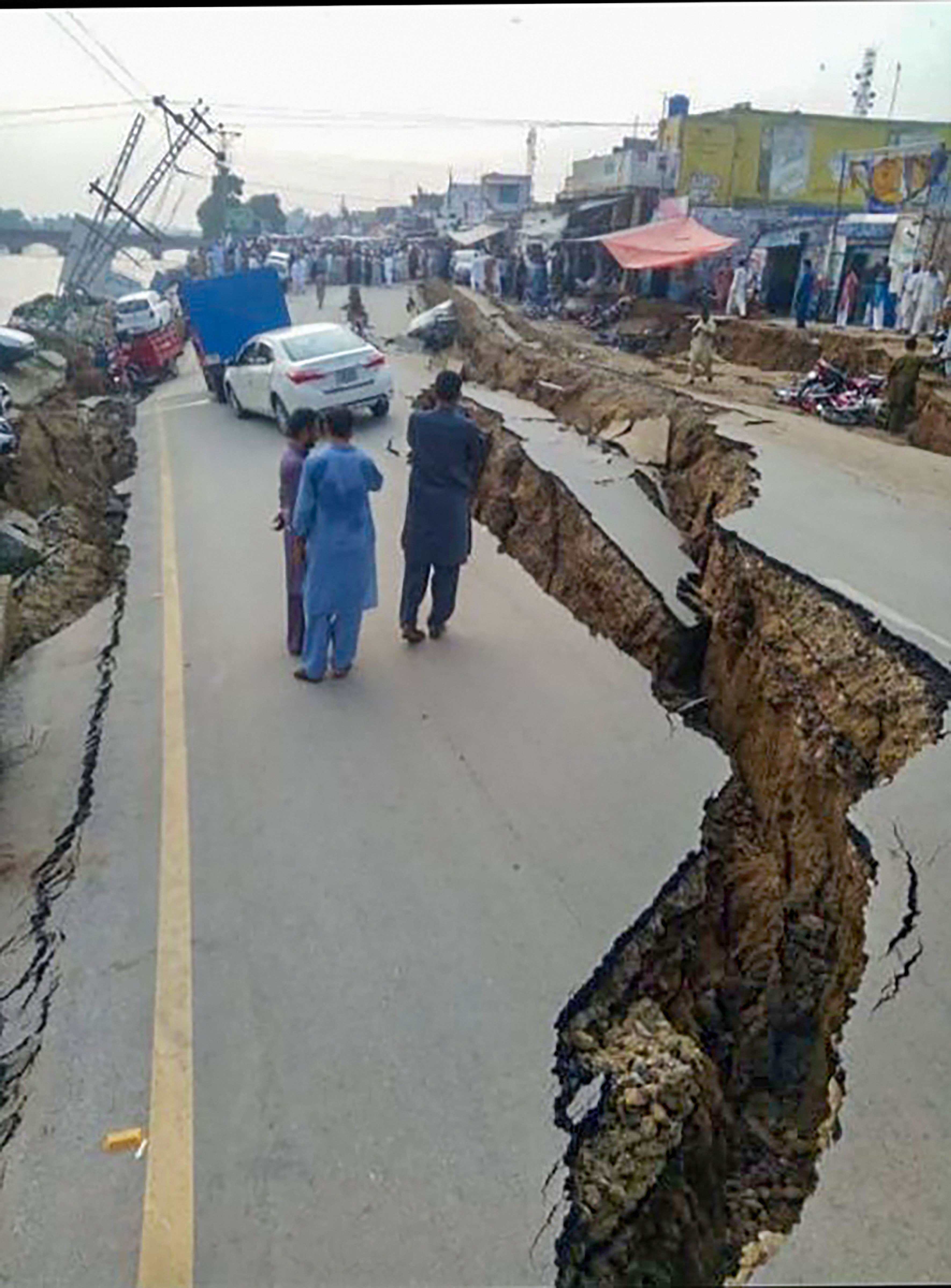 地震发生后不久，巴基斯坦军方向受灾地区派遣了部队和医疗队，以协助民政部门帮助受害者（照片：PTI）