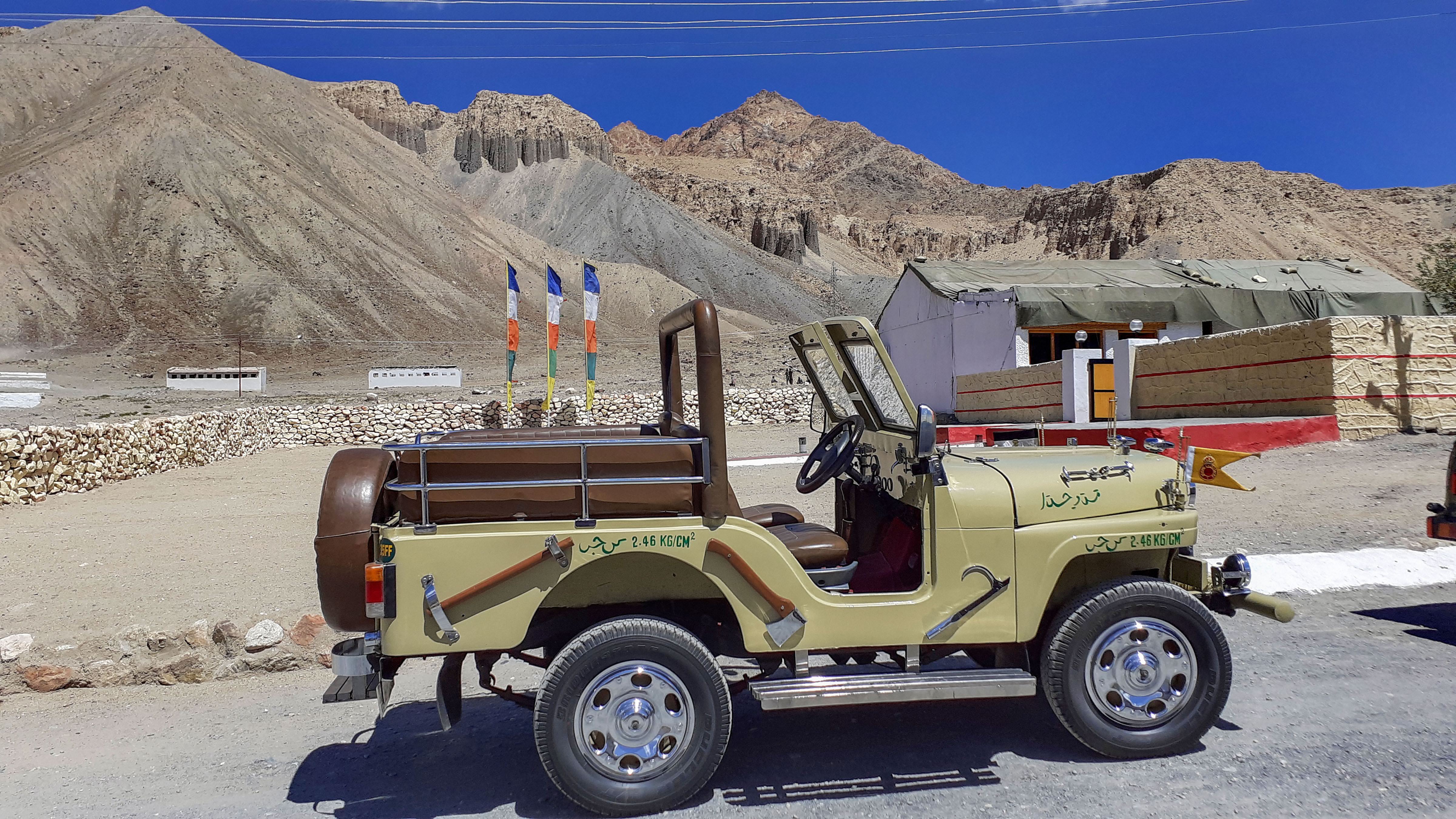 與該團一起作為印度戰爭「戰爭獎盃」旅行的吉普車現在駐紮在距離列城40公里的單位營地內。 （PTI照片）。