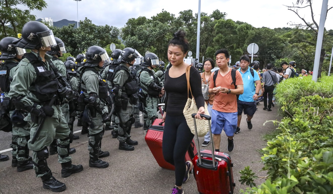 旅遊業受到反政府抗議活動的衝擊，機場的混亂導致旅客對前往香港進行三思。圖片：K.Y.程