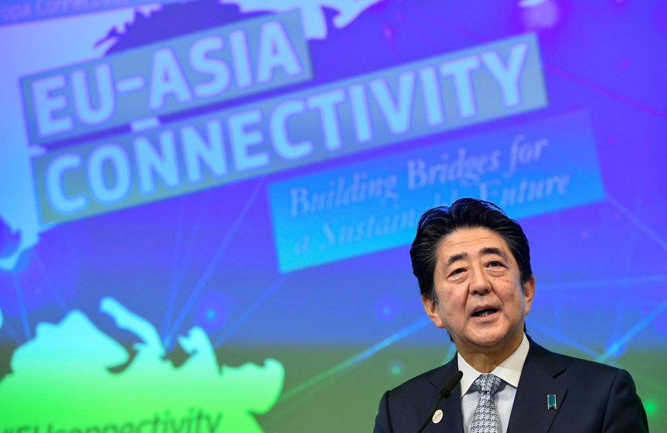 日本首相安倍晉三周四在布魯塞爾舉行的歐盟-亞洲連通性論壇上發表講話。圖片：法新社