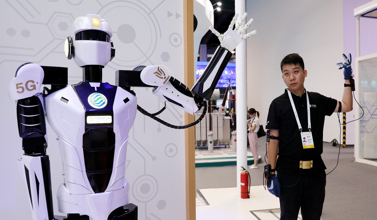 一名工作人员在上海人工智能会议期间展示了一台基于5G的机器人遥控器。新华社