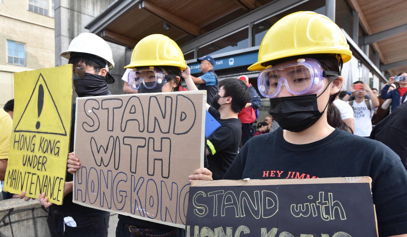 8月17日，示威者在溫哥華百老匯火車站舉行支持香港民主運動的跡象。照片：法新社