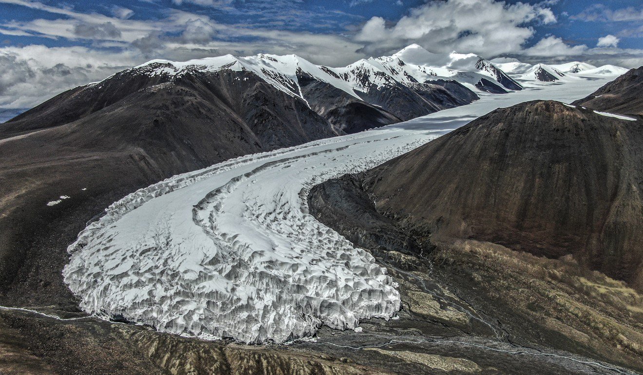 西藏冰川的一部分。科學家表示，擬議的美國立法旨在解決該地區的水資源安全問題，該地區氣溫上升正在加速冰川退縮並威脅到淡水的供應。新華社