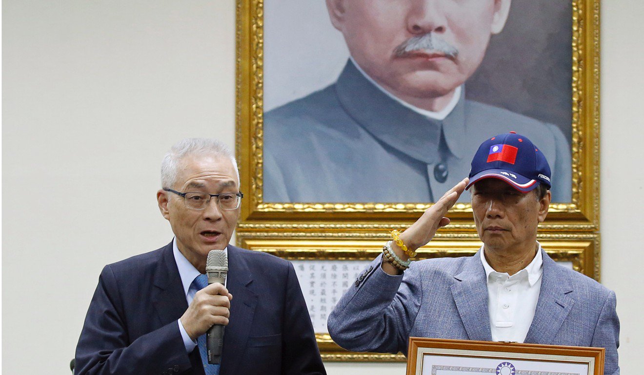 郭台铭与国民党主席吴登义合照，未能成为总统竞选中的党候选人。照片：路透社