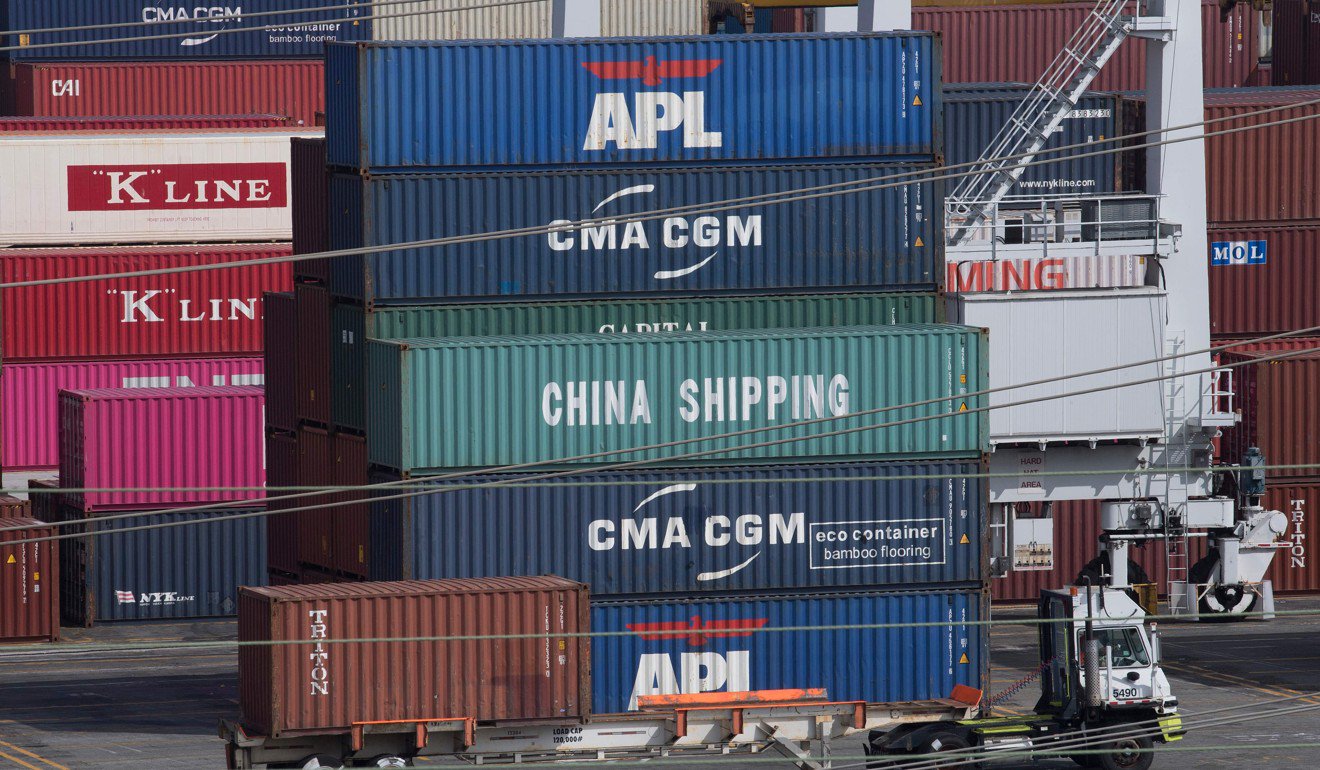 周日，特朗普總統在加利福尼亞州長灘對中國進口產品徵收新的關稅後，一輛卡車經過洛杉磯港的集裝箱運輸。照片：法新社