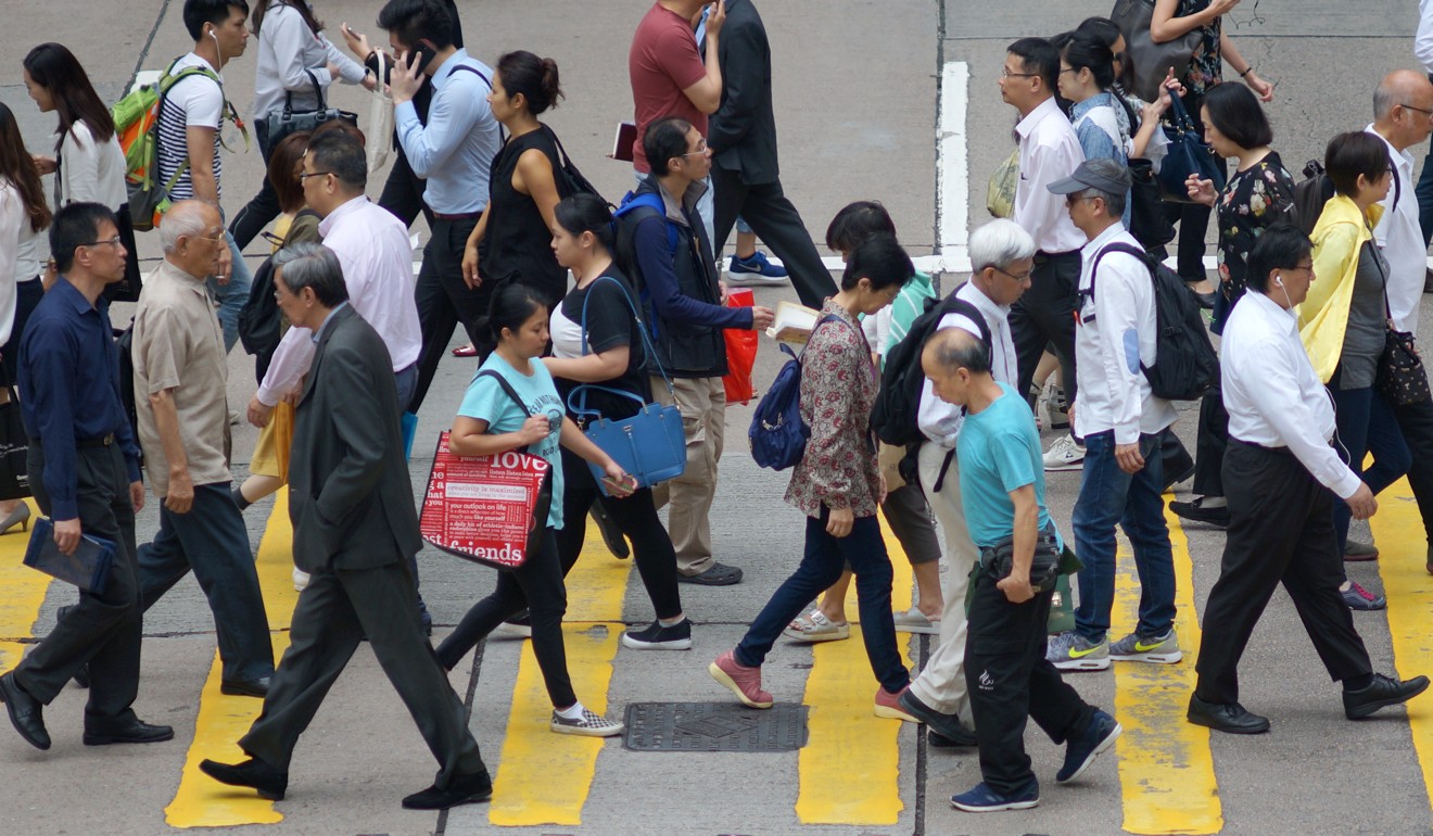 根据政府计划，香港人将有机会免费学习新的工作场所技能，但对该计划的反应不一。照片：张丰