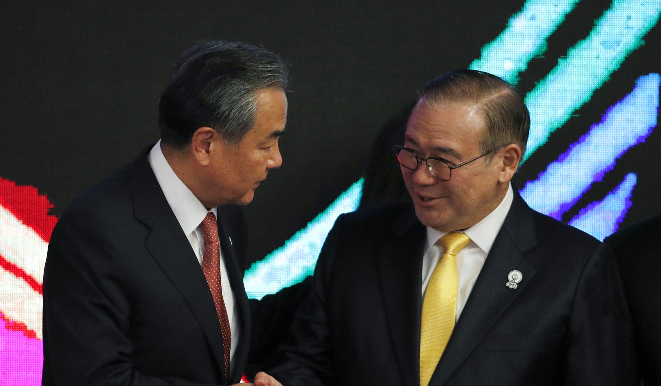 在曼谷舉行的東盟會議上，中國外交大臣王毅（左）與特奧多羅·洛辛·恩爾（Teodoro Locsin Jnr）在一起。照片：EPA