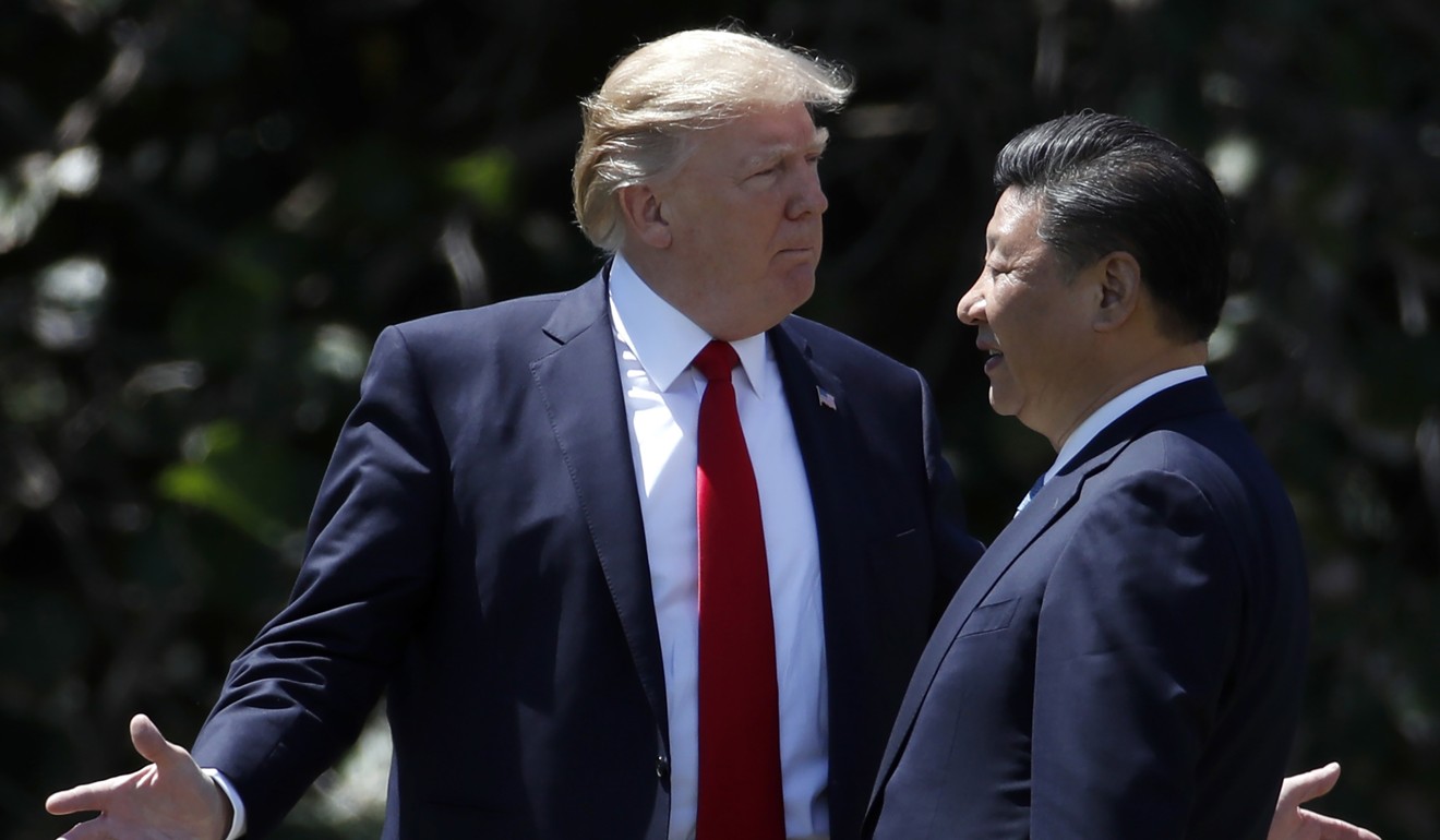 2017年4月，美国总统唐纳德·特朗普和中国国家主席习近平在佛罗里达州的玛拉古举行会议后走在一起。照片：AP