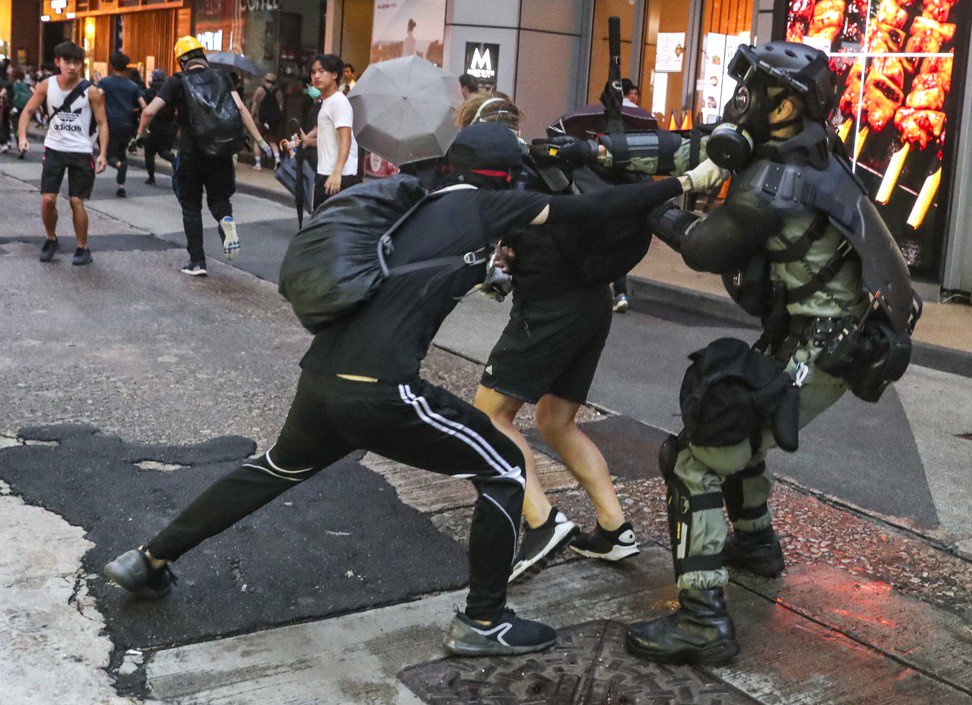 星期六，防暴警察与香港的反政府示威者混战。美国参议员里克·斯科特（Rick Scott）一直是美国最响亮的议员之一，支持使这座城市动摇了几个月的示威活动。照片：黄宗盛