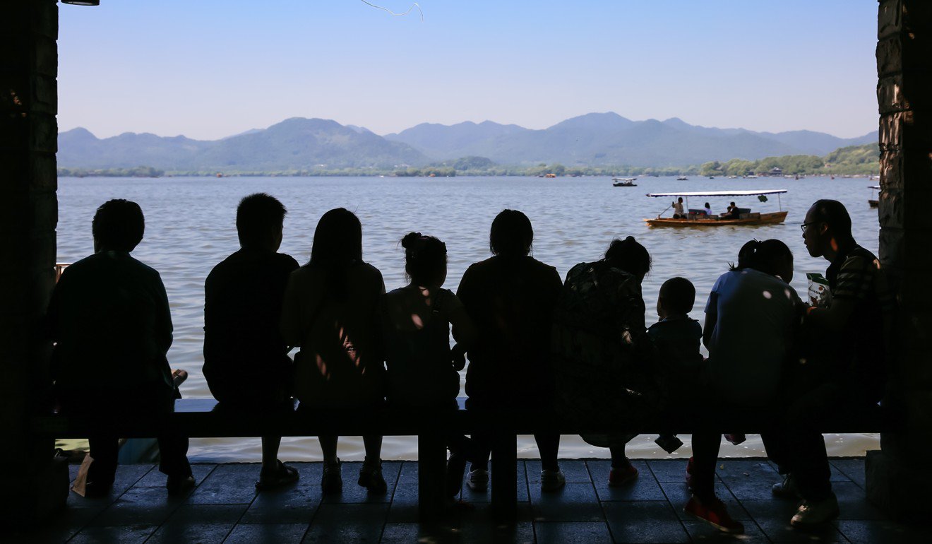 随着黄金周的到来，浙江省杭州市的西湖吸引了300,400名游客。照片：新华社