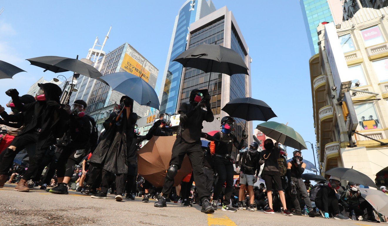 反政府示威者在尖沙咀警察局外面与反暴动警察斗争，尖沙咀是该市旅游业的枢纽。照片：黄菲利克斯