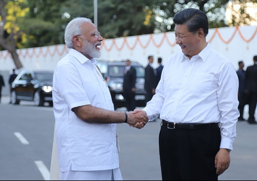 總理納倫德拉·莫迪（Narendra Modi）周五與中國國家主席習近平握手，與他舉行第二次非正式峰會（照片：ANI）