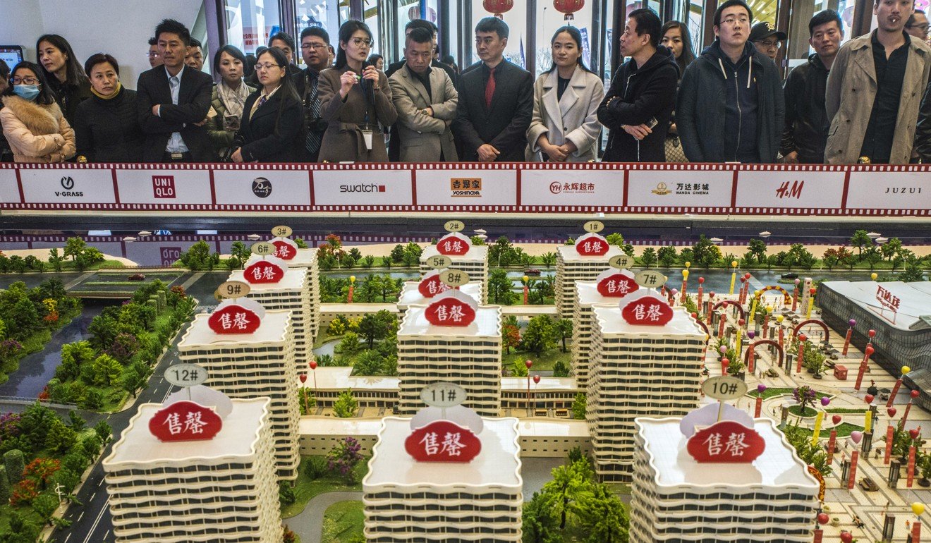 潜在客户将查看大连万达集团在中国青岛的房地产项目的模型。照片：彭博社