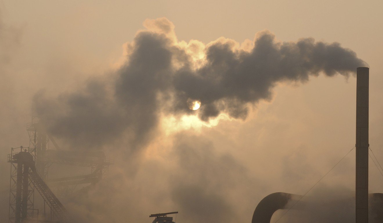 中國東部山東省濱州市的水泥廠的煙囪冒出煙。照片：AP