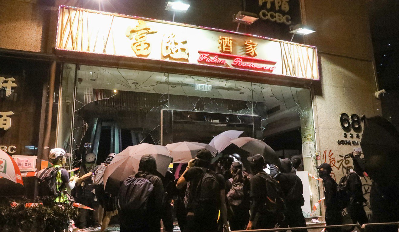 Fulum擁有的一家餐廳於10月6日在長沙灣遭到示威者的破壞。照片：鄭國耀