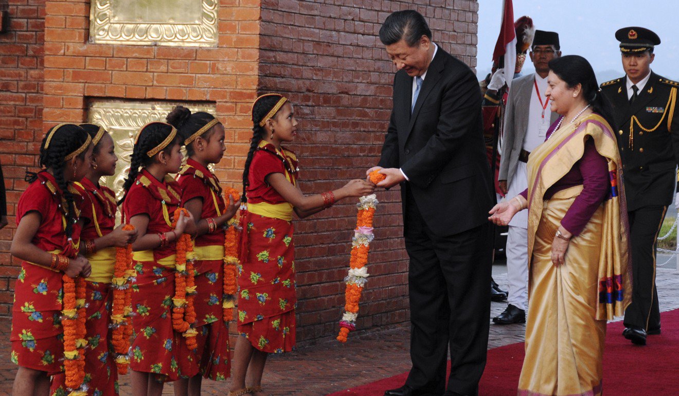 尼泊尔女孩向习近平赠送花环。照片：EPA-EFE