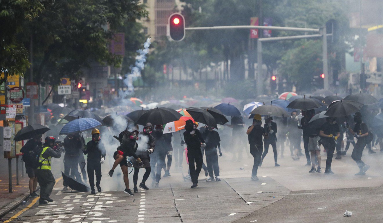 自6月以来，催泪瓦斯在香港的街道上肆虐，但在线世界也爆发了对抗。照片：曾荫权