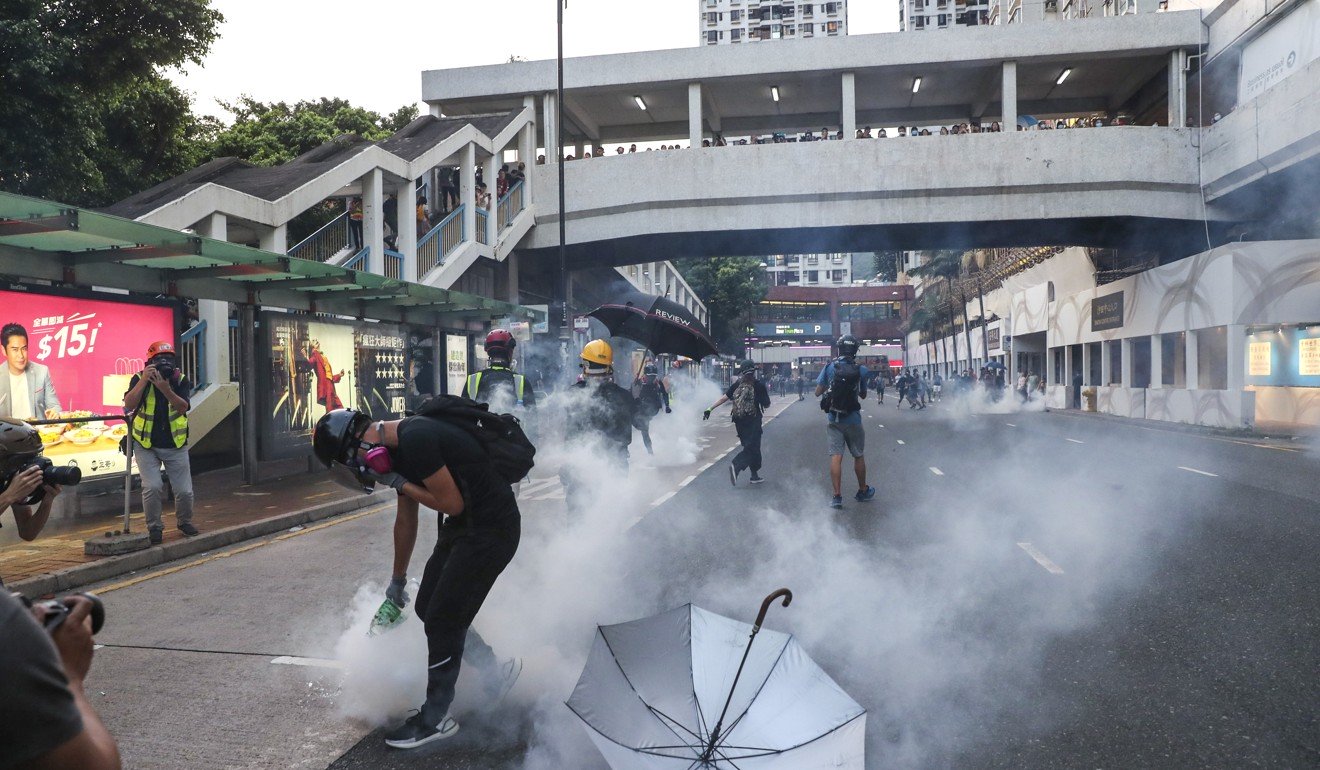 由於抗議活動繼續席捲香港，抗議者在沙田譚孔埔街與警察發生衝突。照片：曾蔭權