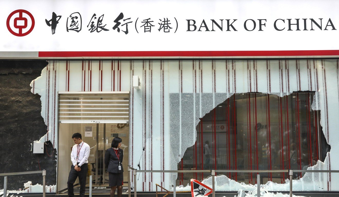 中資銀行也遭到了反政府示威者的攻擊和破壞。圖片：K.Y.程