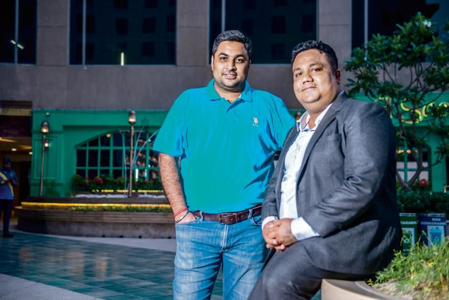 Ashutosh Harbola退出了市场营销工作，与Rahul Puri一起创办了Buzzoka
