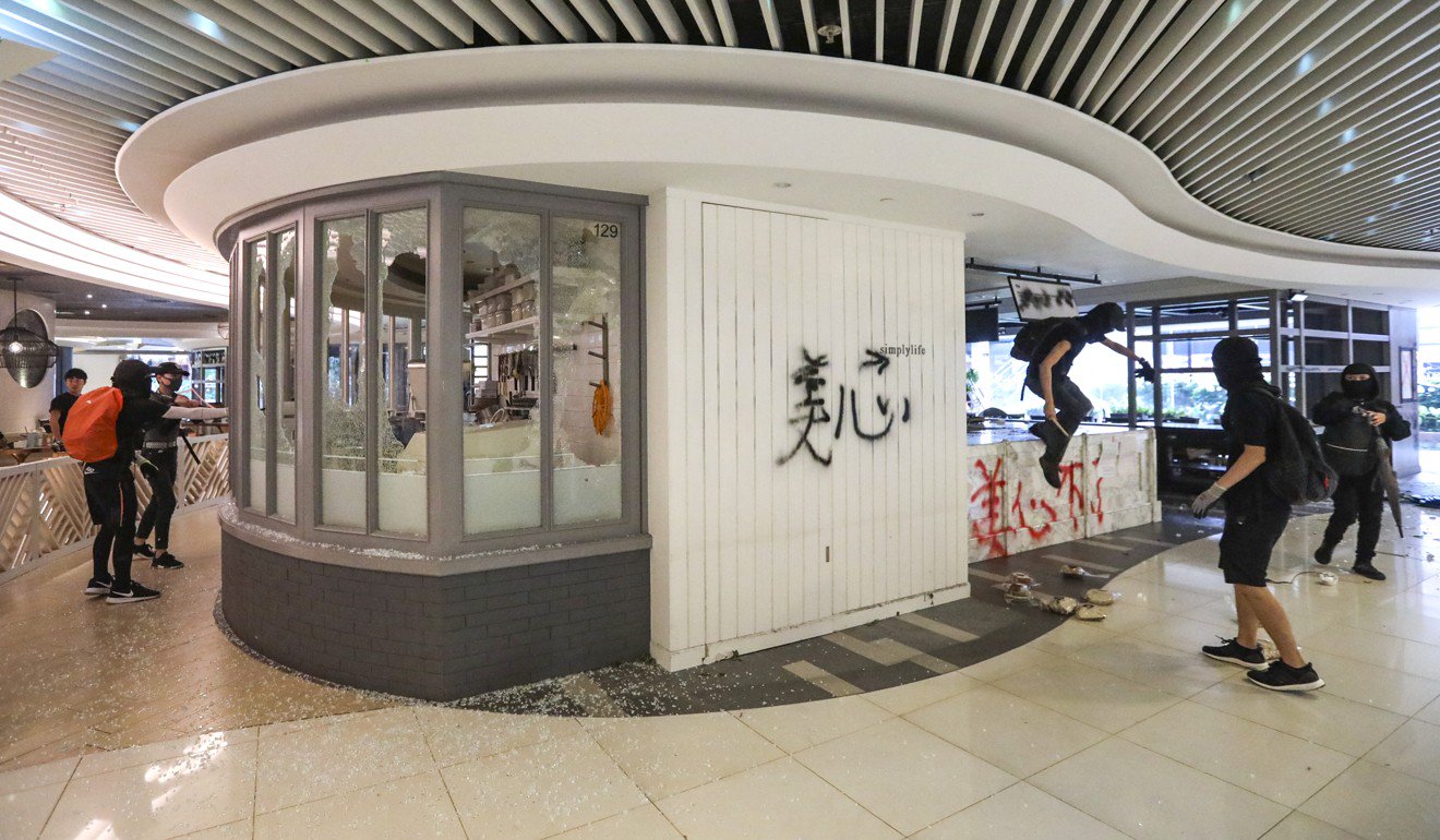 沙田新城市廣場商場的店鋪遭到破壞。照片：黃菲利克斯