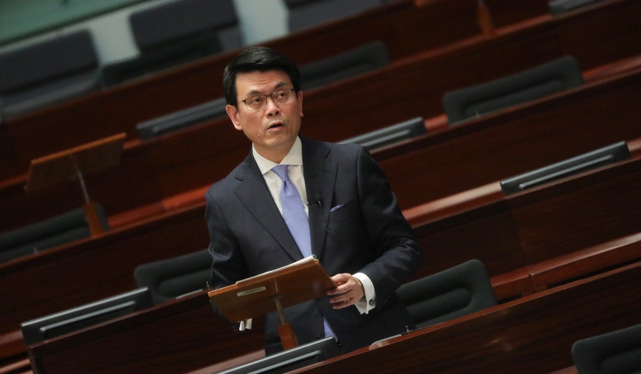 商务及经济发展局局长丘邓华在星期三的立法会会议上致辞。照片：谢秋梅
