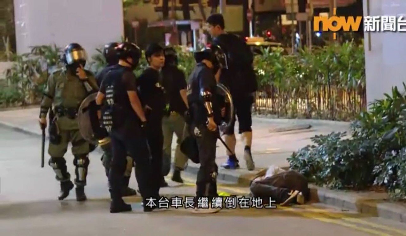 旺角警署附近地面上看到一名為《新聞報》工作的司機。這家香港分店說，他在車站被關了兩個多小時。照片：講義