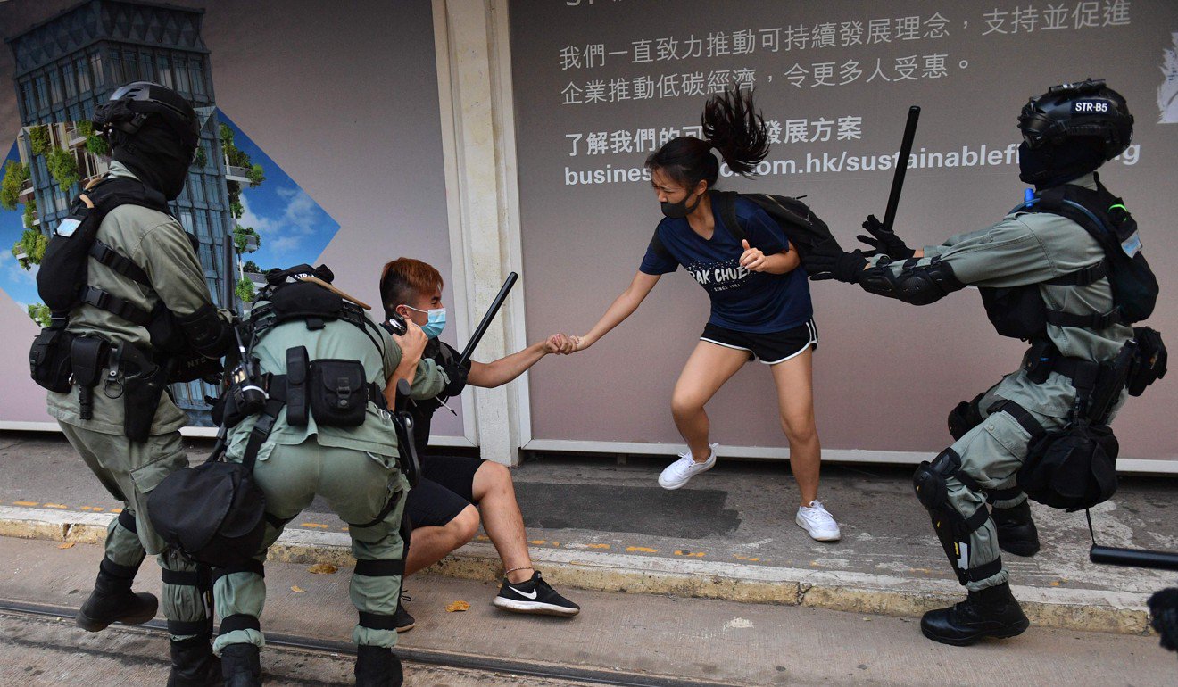 香港街头，包括其购物区内和周围的暴力行为，加剧了人们对圣诞节交易疲软的担忧。图片：法新社