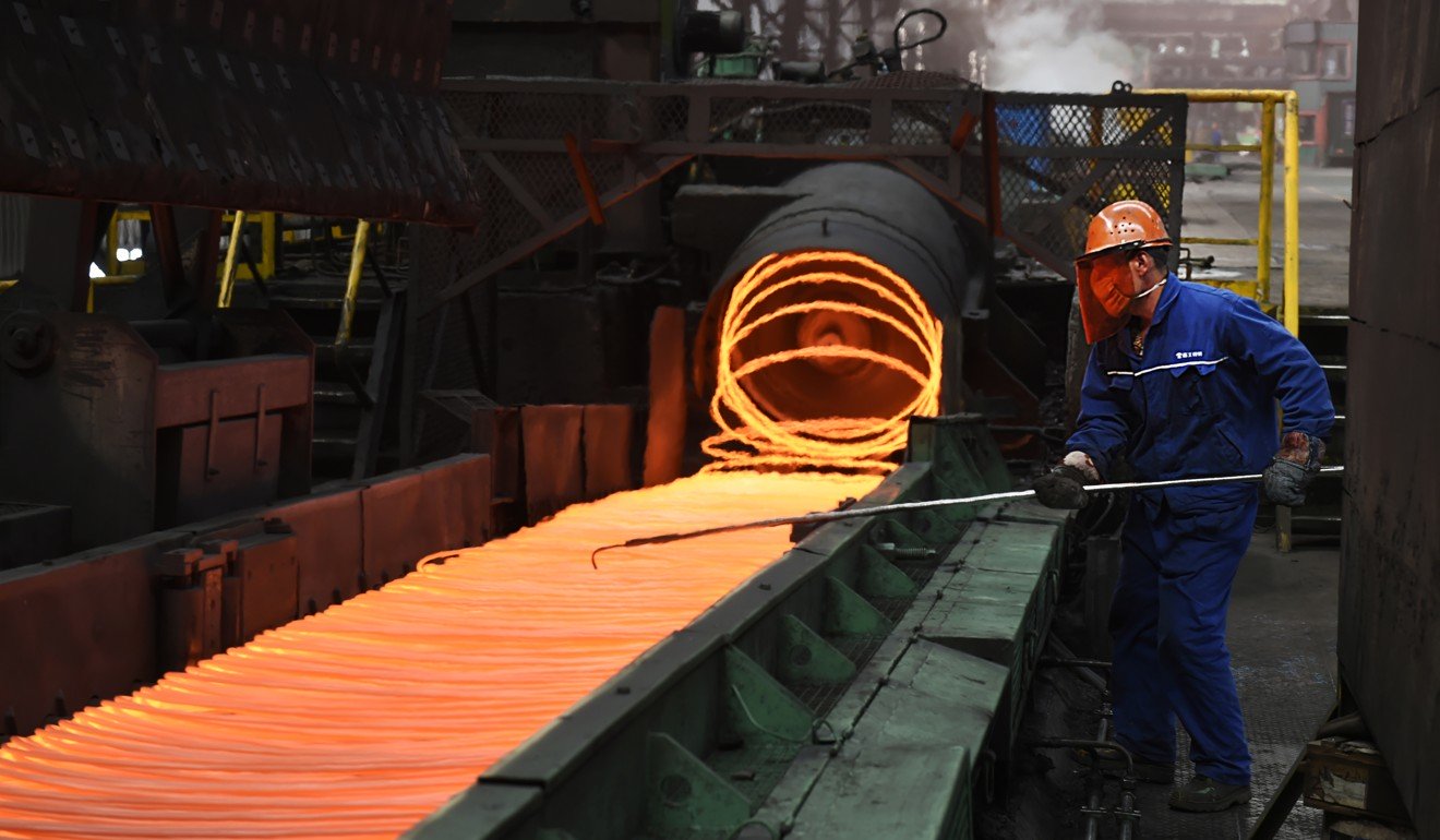 山東東部鄒平縣西王特鋼的一名工人正在操縱鋼卷。照片：AP