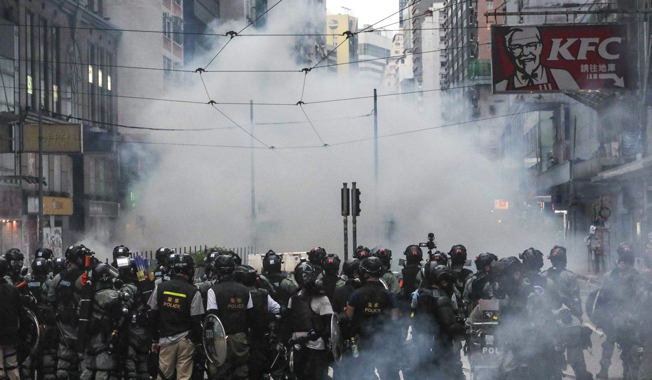 在2019年10月5日違反反面具法的集會之後，反政府示威者對催淚瓦斯做出了反應。照片：Felix Wong