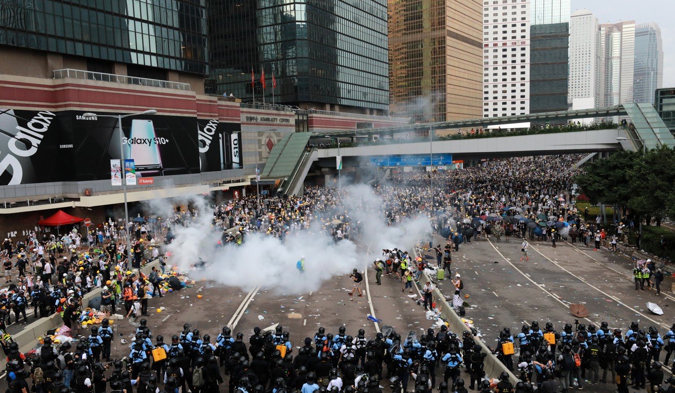 警方于6月12日在金钟立法会大楼附近催泪弹。照片：谢天华