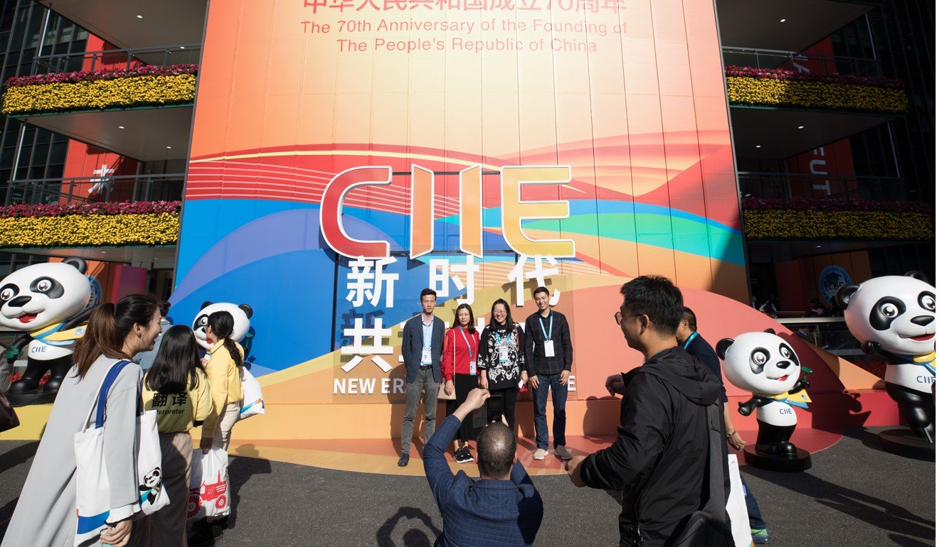 在第二届中国国际进口博览会上，参观者在上海国家会展中心摆姿势拍照。照片：新华社
