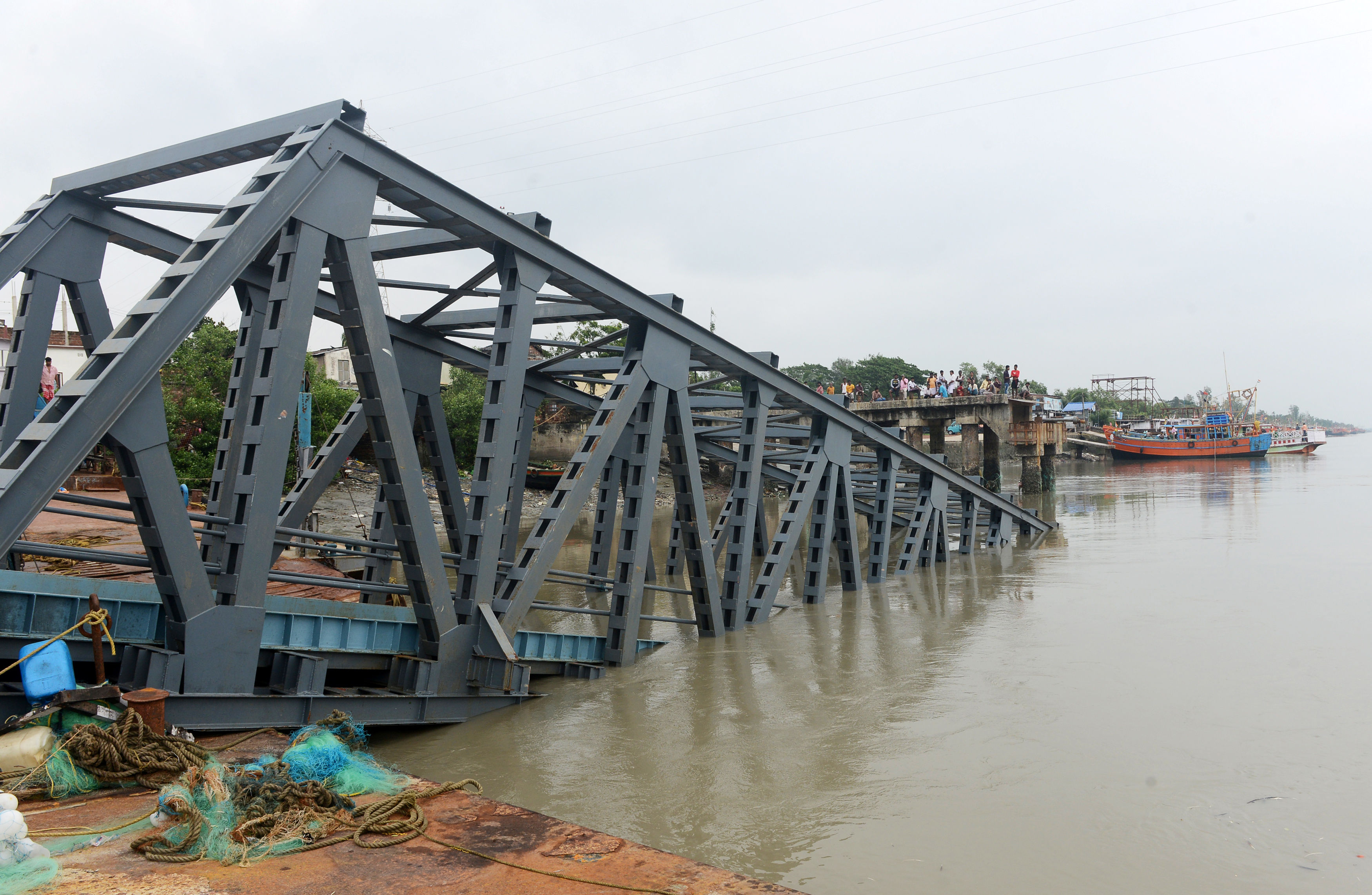 在飓风Bulbul袭击西孟加拉邦Namkhana的地区之后，哈塔尼亚多尼亚河中有一处坍塌的码头（照片：路透社）