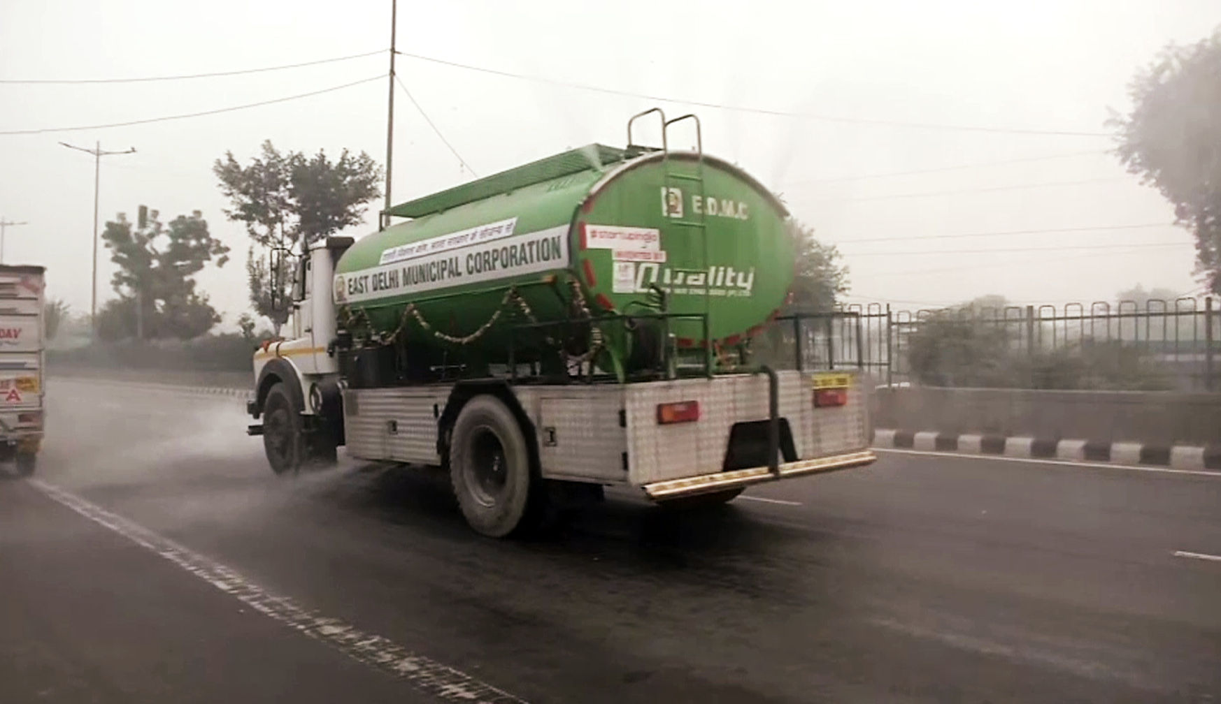 东德里市政公司周六在东德里的吉塔殖民地附近地区的道路上洒水，以解决粉尘污染这一污染控制措施（照片：ANI）