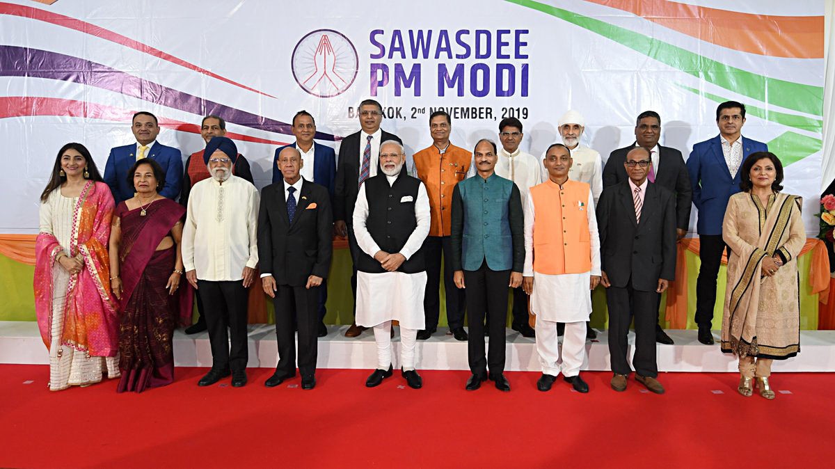 總理納倫德拉·莫迪（Narendra Modi）周六在曼谷舉行的「薩瓦斯蒂·莫迪（Sawasdee PM Modi）」活動期間，與印度社區成員合影（照片：ANI）