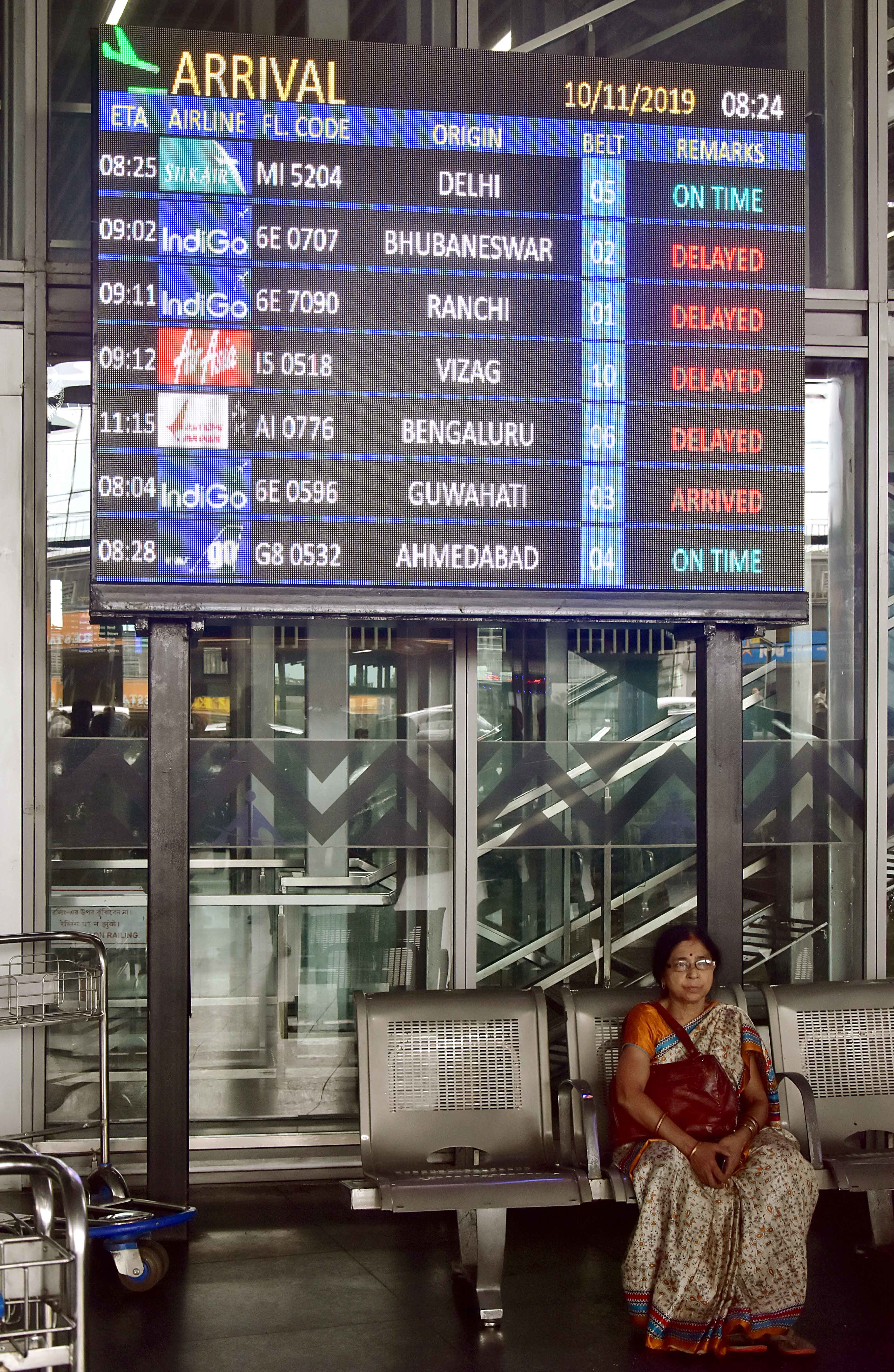 一名乘客于周日在加尔各答的内塔吉·苏巴什·钱德拉·博斯国际机场从各自的航班下来后等待运输。由于飓风球的飞行已经推迟（照片：ANI）