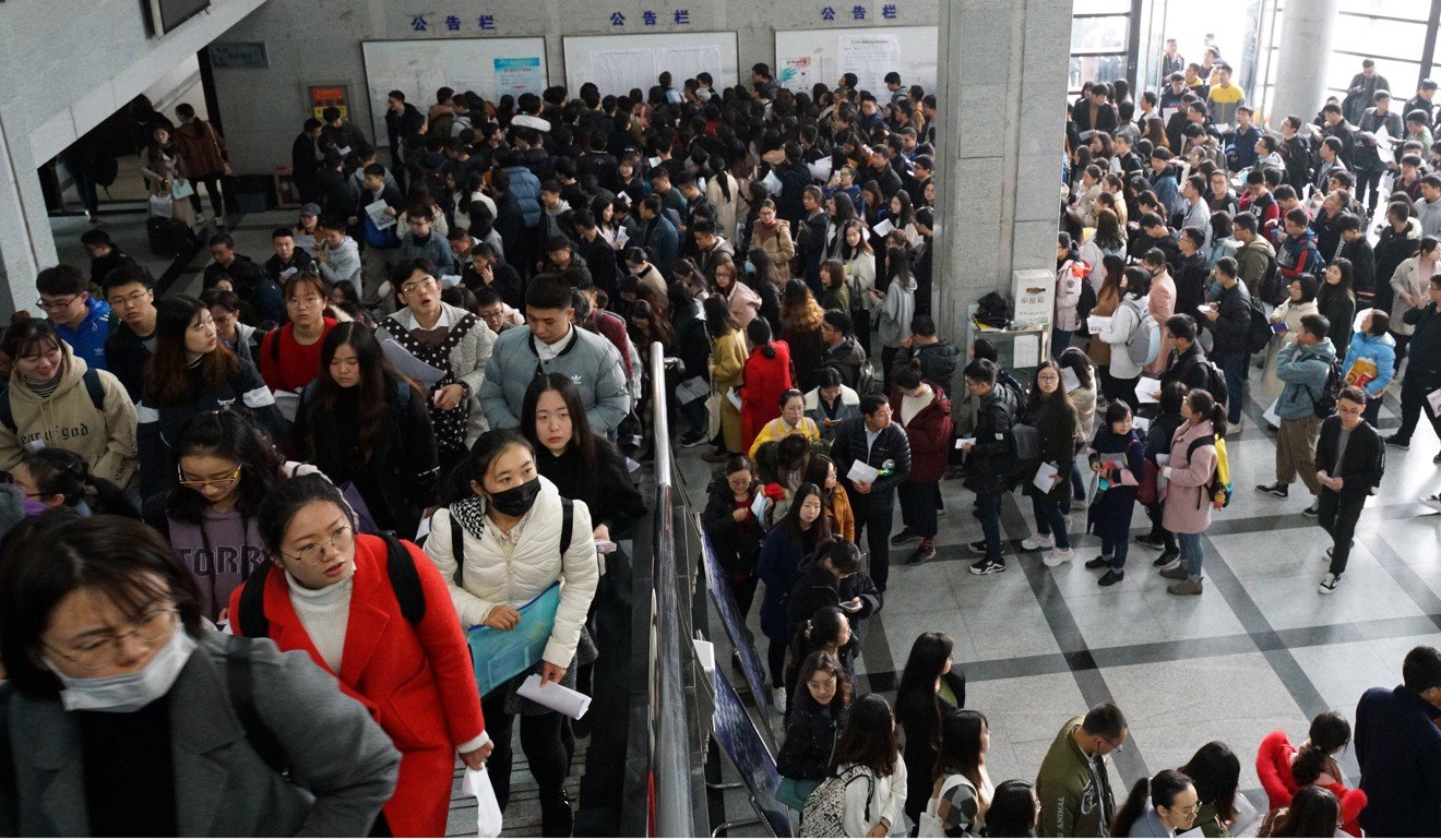 儘管有大量的應試者，但只有24,000個工作可以爭奪。照片：新華社