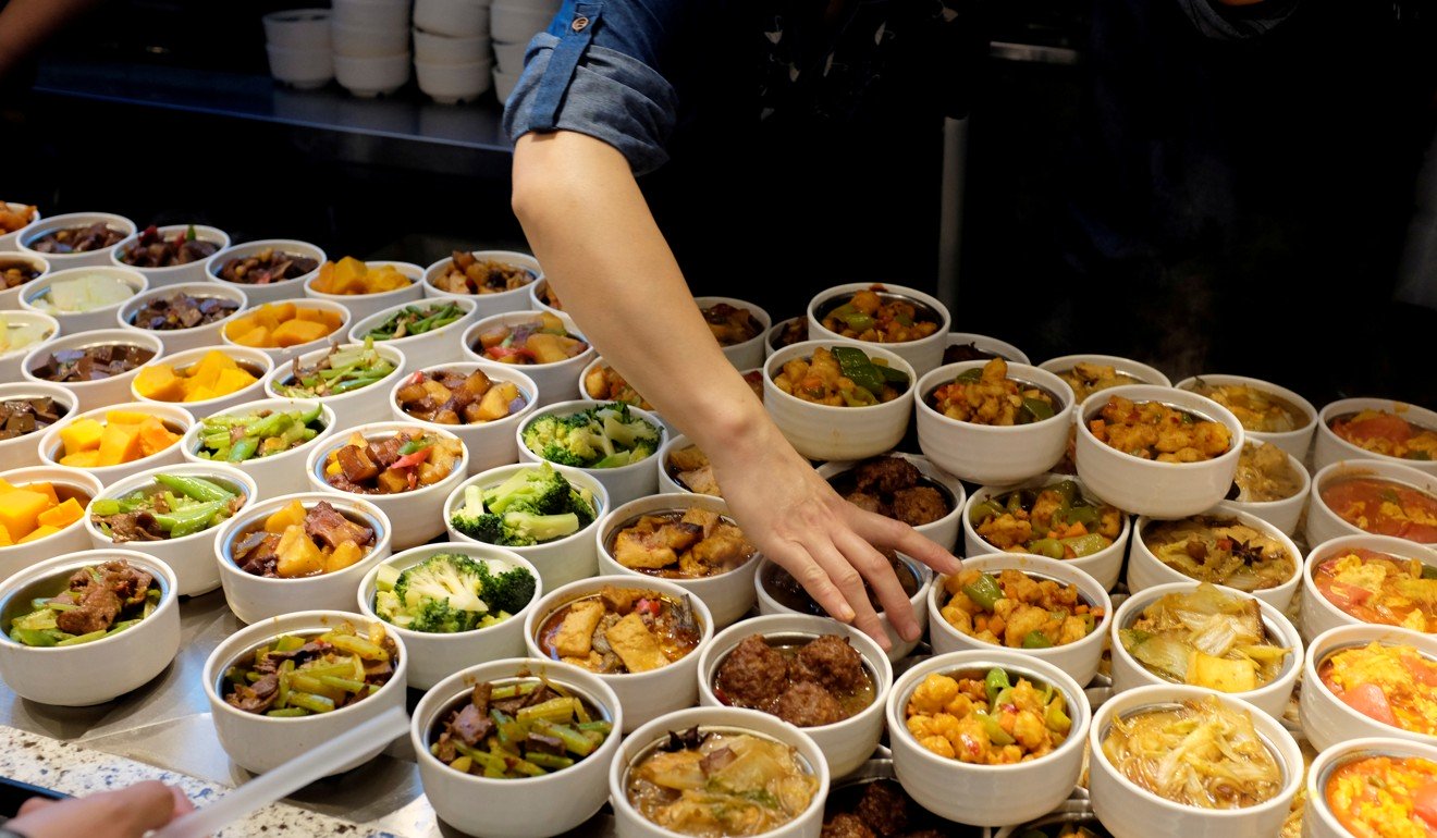 一名員工於2019年11月12日在中國北京的一家餐館為顧客買到豬肉丸。照片：路透社