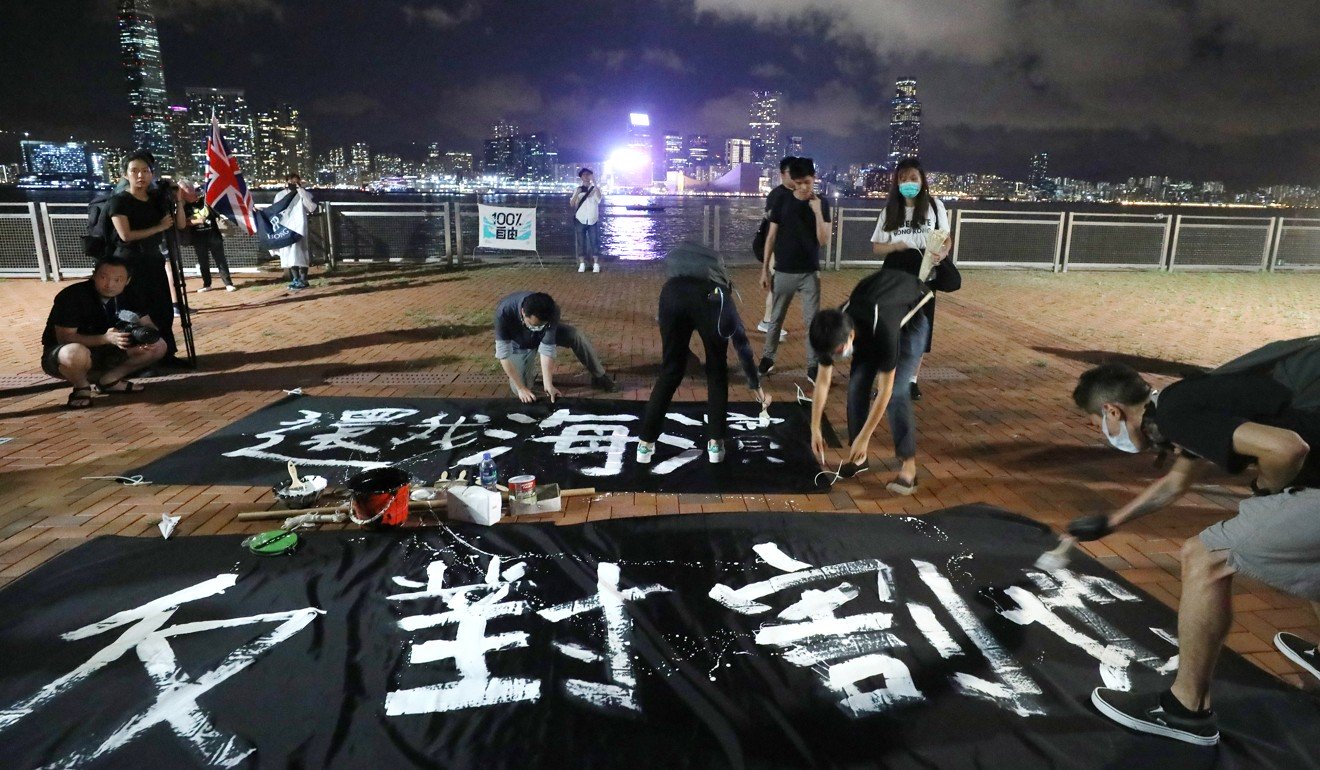 抗议者于6月进入该地点，并在反政府运动震撼整个城市的过程中画横幅。照片：李小龙