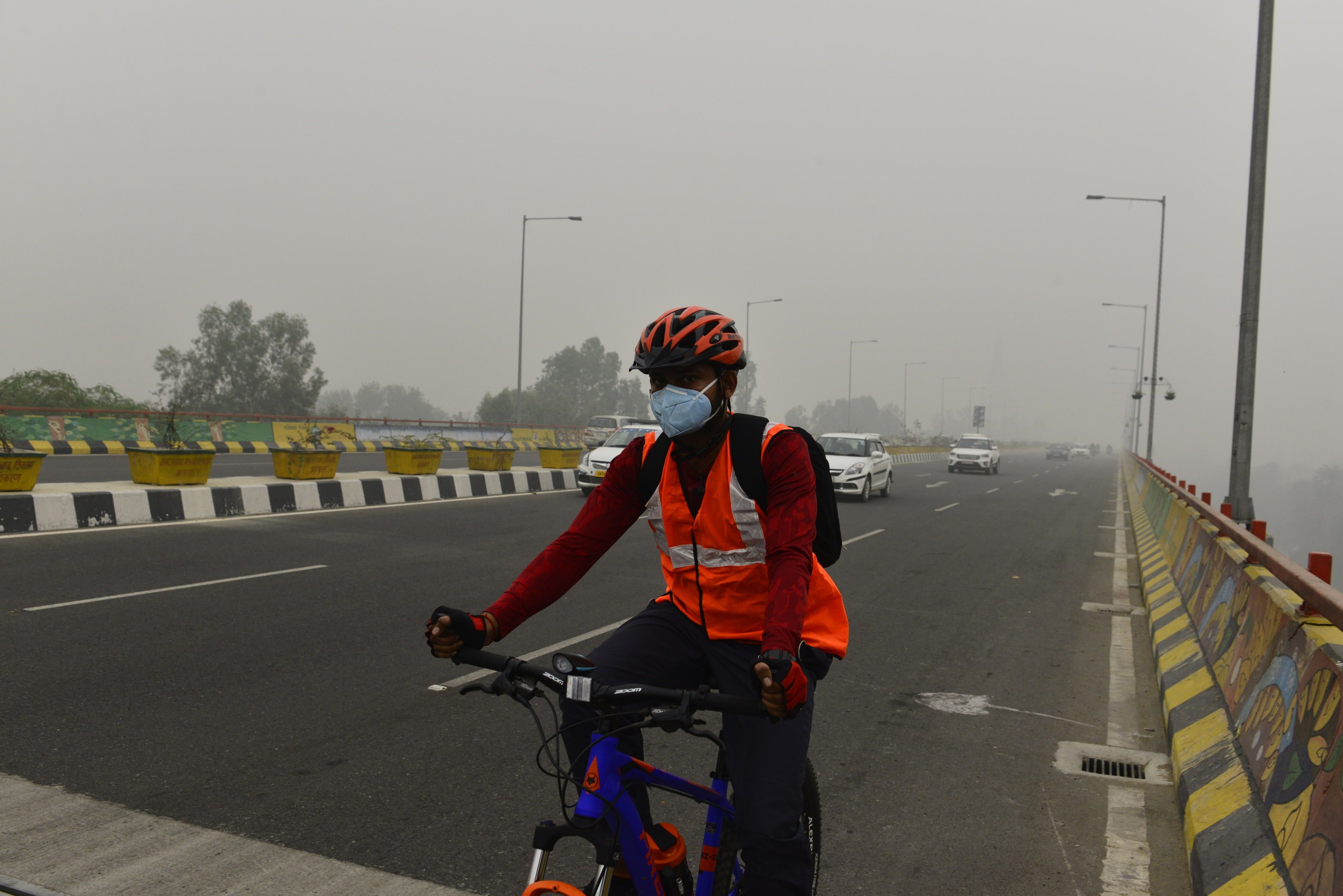 星期日，一名騎自行車的人冒著煙氣在加茲阿巴德（照片：Pradeep Gaur / Mint）
